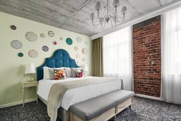 Фото номера Улучшенный номер для некурящих с 1 кроватью размера &quot;king-size&quot; Отель Hotel Indigo Krakow - Old Town г. Краков 21