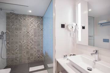 Фото номера Привилегированный двухместный номер с 1 кроватью Отель Mercure Krakow Stare Miasto г. Краков 10