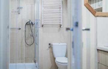 Фото номера Трехместный номер «Комфорт» Гостевой дом Cybulskiego Guest Rooms г. Краков 8