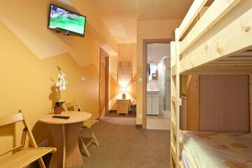 Фото номера Четырехместный номер с ванной комнатой Хостелы Moon Hostel New г. Краков 6