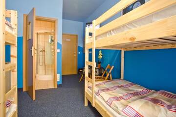 Фото номера Четырехместный номер с ванной комнатой Хостелы Moon Hostel New г. Краков 10