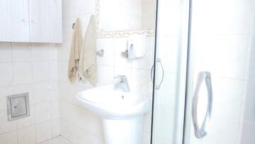 Фото номера Кровать в общем 6-местном номере для женщин Хостелы HEYnow Rooms, Apartments and hostel in CITY center г. Краков 4