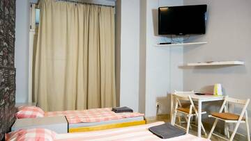 Фото номера Улучшенный четырехместный номер Хостелы HEYnow Rooms, Apartments and hostel in CITY center г. Краков 3