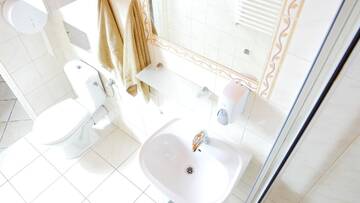 Фото номера Кровать в общем 6-местном номере для женщин Хостелы HEYnow Rooms, Apartments and hostel in CITY center г. Краков 6