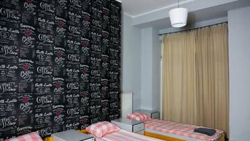 Фото номера Улучшенный четырехместный номер Хостелы HEYnow Rooms, Apartments and hostel in CITY center г. Краков 9
