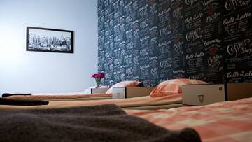 Фото номера Улучшенный четырехместный номер Хостелы HEYnow Rooms, Apartments and hostel in CITY center г. Краков 8