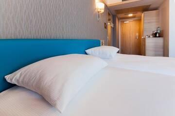 Фото номера Улучшенный номер с кроватью размера «king-size» Отель Hotel Legend г. Краков 5
