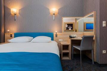 Фото номера Стандартный номер с кроватью размера &quot;king-size&quot; Отель Hotel Legend г. Краков 2