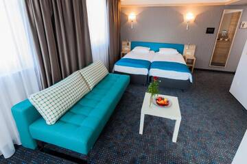 Фото номера Улучшенный номер с кроватью размера «king-size» Отель Hotel Legend г. Краков 2