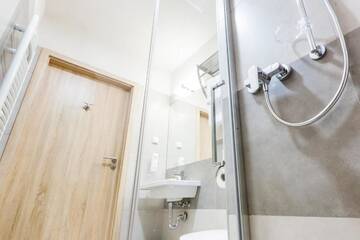 Фото номера Стандартный двухместный номер с 2 отдельными кроватями Отель Hotel Legend г. Краков 6
