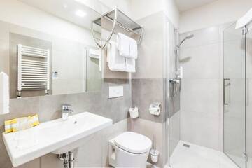Фото номера Стандартный двухместный номер с 2 отдельными кроватями Отель Hotel Legend г. Краков 7