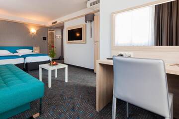 Фото номера Улучшенный номер с кроватью размера «king-size» Отель Hotel Legend г. Краков 4