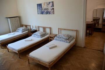 Фото номера Апартаменты со смежным номером с балконом Хостелы Trzy Kafki Private Rooms г. Краков 2