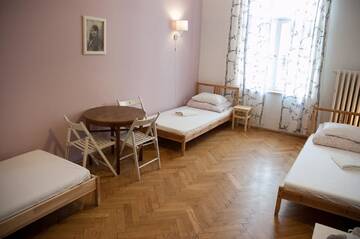 Фото номера Трехместный номер с общей ванной комнатой Хостелы Trzy Kafki Private Rooms г. Краков 2
