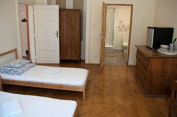 Фото номера Апартаменты со смежным номером с балконом Хостелы Trzy Kafki Private Rooms г. Краков 3