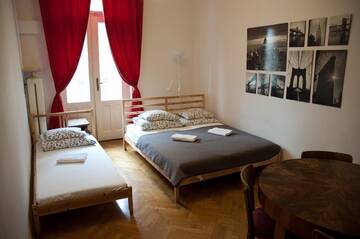 Фото номера Апартаменты со смежным номером с балконом Хостелы Trzy Kafki Private Rooms г. Краков 4