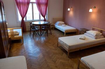 Фото номера Семейный номер с видом на улицу Хостелы Trzy Kafki Private Rooms г. Краков 2