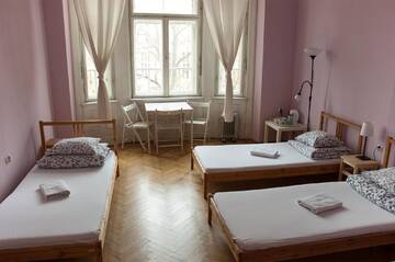 Фото номера Четырехместный номер с общей ванной комнатой Хостелы Trzy Kafki Private Rooms г. Краков 2
