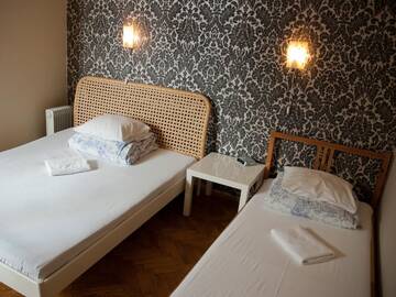 Фото номера Трехместный номер с собственной ванной комнатой Хостелы Trzy Kafki Private Rooms г. Краков 4