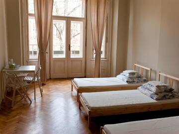 Фото номера Семейный номер с балконом Хостелы Trzy Kafki Private Rooms г. Краков 2