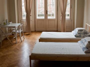 Фото номера Семейный номер с балконом Хостелы Trzy Kafki Private Rooms г. Краков 3