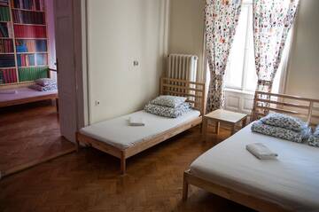 Фото номера Апартаменты со смежным номером с ванной комнатой Хостелы Trzy Kafki Private Rooms г. Краков 3