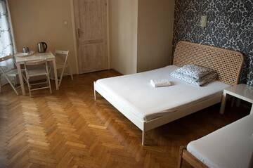 Фото номера Трехместный номер с собственной ванной комнатой Хостелы Trzy Kafki Private Rooms г. Краков 3