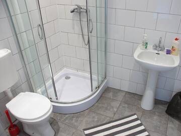Фото номера Трехместный номер с собственной ванной комнатой Хостелы Trzy Kafki Private Rooms г. Краков 6