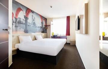 Фото номера Двухместный номер с 2 отдельными кроватями Отель B&amp;B Hotel Krakow Centrum г. Краков 8