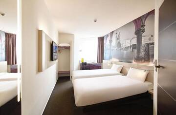 Фото номера Двухместный номер с 2 отдельными кроватями Отель B&amp;B Hotel Krakow Centrum г. Краков 6