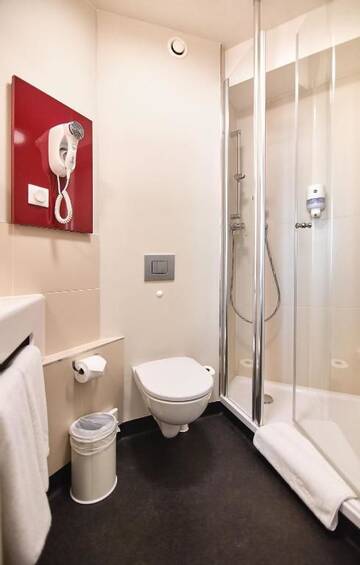 Фото номера Двухместный номер с 2 отдельными кроватями Отель B&amp;B Hotel Krakow Centrum г. Краков 9