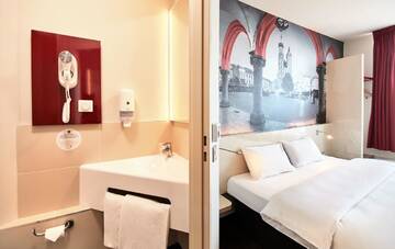 Фото номера Двухместный номер с 1 кроватью Отель B&amp;B Hotel Krakow Centrum г. Краков 3