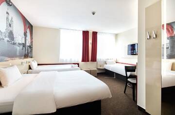 Фото номера Четырехместный номер Отель B&amp;B Hotel Krakow Centrum г. Краков 3