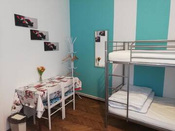 Фото номера Стандартный трехместный номер Хостелы Lorf Hostel&amp;Apartments г. Краков 5