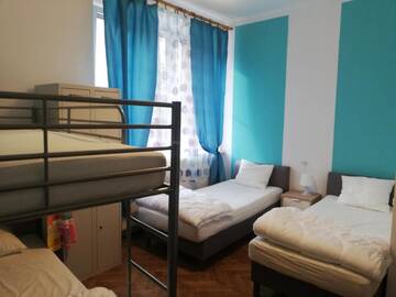 Фото номера Стандартный трехместный номер Хостелы Lorf Hostel&amp;Apartments г. Краков 4