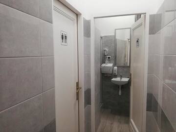 Фото номера Стандартный трехместный номер Хостелы Lorf Hostel&amp;Apartments г. Краков 2