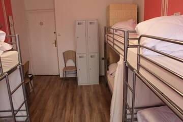 Фото номера Кровать в общем 6-местном номере для женщин Хостелы Lorf Hostel&amp;Apartments г. Краков 3