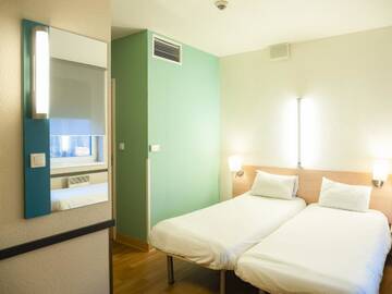Фото номера Стандартный двухместный номер с 2 отдельными кроватями Отель ibis budget Krakow Bronowice г. Краков 3