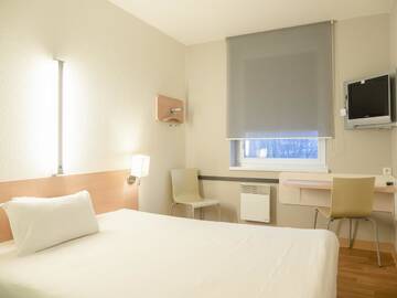Фото номера Стандартный двухместный номер с 1 кроватью Отель ibis budget Krakow Bronowice г. Краков 2