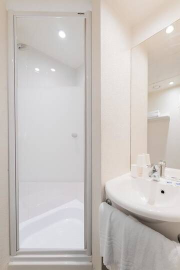 Фото номера Стандартный двухместный номер с 2 отдельными кроватями Отель ibis budget Krakow Bronowice г. Краков 4