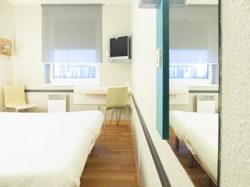 Фото номера Стандартный двухместный номер с 1 односпальной кроватью Отель ibis budget Krakow Bronowice г. Краков 6