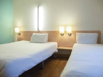 Фото номера Стандартный двухместный номер с 1 односпальной кроватью Отель ibis budget Krakow Bronowice г. Краков 2