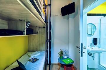 Фото номера Каюта с собственной ванной комнатой, без окна Хостелы Draggo House г. Краков 3