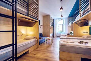 Фото номера Family Room with 2 Private Bathrooms Хостелы Draggo House г. Краков 4