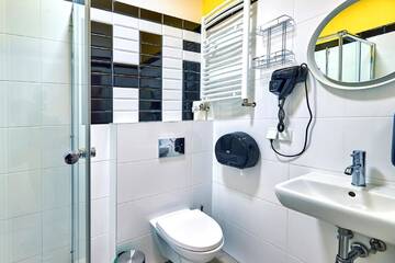 Фото номера Family Room with 2 Private Bathrooms Хостелы Draggo House г. Краков 7