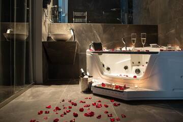 Фото номера Улучшенные апартаменты с гидромассажной ванной Апартаменты Leo Apartments Old Town г. Краков 5