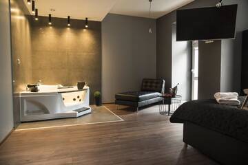 Фото номера Апартаменты Делюкс с гидромассажной ванной Апартаменты Leo Apartments Old Town г. Краков 3