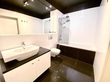 Фото номера Apartment with 2 Bedrooms, balcony and air conditioning- Szlak 50 Street Апартаменты MB Cracow Apartments г. Краков 12