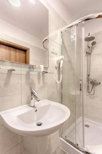 Фото номера Четырехместный номер с видом на город Апарт-отели Zulian Aparthotel by Artery Hotels г. Краков 12