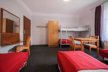 Фото номера Четырехместный номер с общей ванной комнатой Хостелы Red Carpet Hostel г. Краков 2